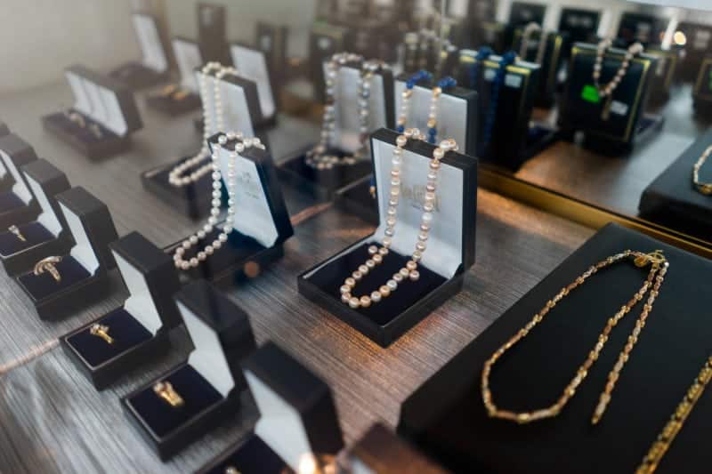 Gem Gallerie Display of pearl necklaces