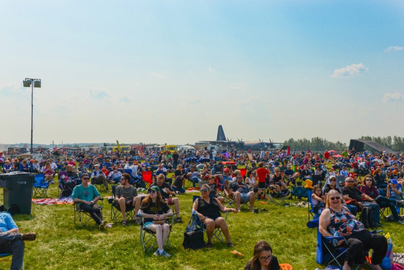 edmonton air show crowd